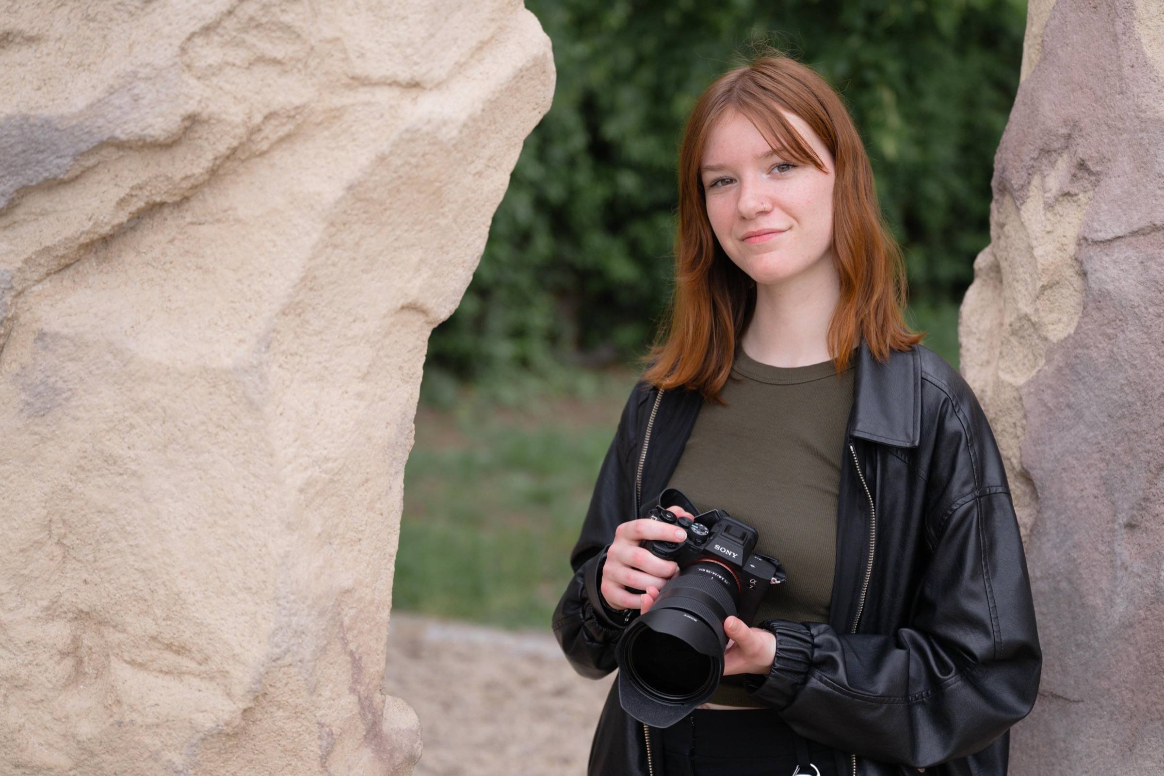 Ruhiges Portrait einer Frau an einem alten Fenster